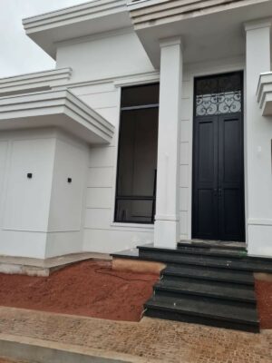 Porta em ACM preto fosco modelo colonial com grade superior - Imagem 9