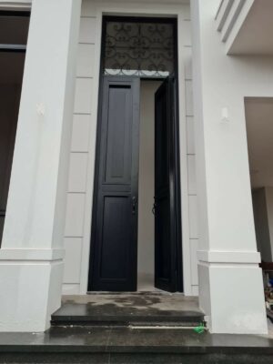 Porta em ACM preto fosco modelo colonial com grade superior - Imagem 10