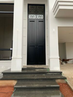 Porta em ACM preto fosco modelo colonial com grade superior