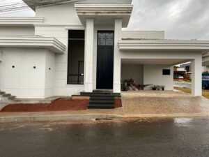 Porta em ACM preto fosco modelo colonial com grade superior - Imagem 2