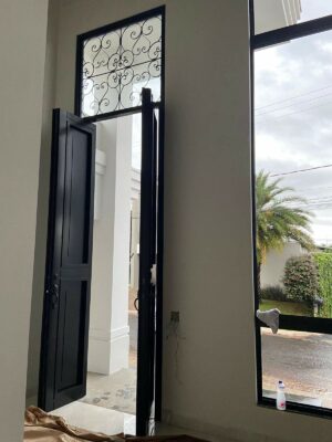 Porta em ACM preto fosco modelo colonial com grade superior - Imagem 3