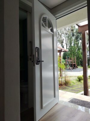 Porta em ACM branco fosco com visor de vidro incolor - Imagem 4