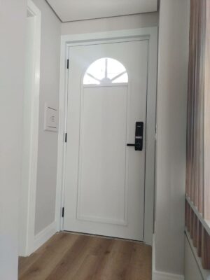 Porta em ACM branco fosco com visor de vidro incolor - Imagem 6