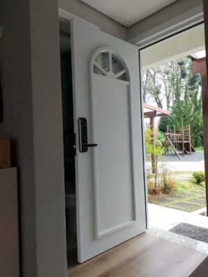 Porta em ACM branco fosco com visor de vidro incolor - Imagem 5