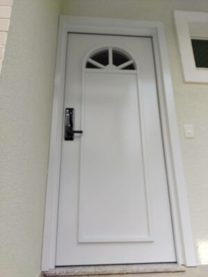 Porta em ACM branco fosco com visor de vidro incolor - Imagem 2