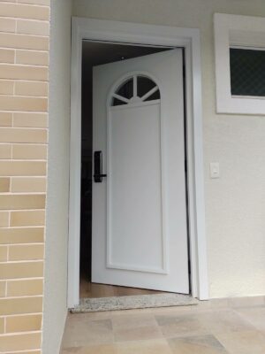 Porta em ACM branco fosco com visor de vidro incolor