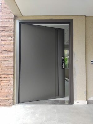 Porta em ACM duas cores com puxador cava na própria porta