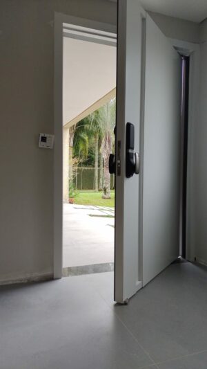 Porta em ACM duas cores com puxador cava na própria porta - Imagem 6