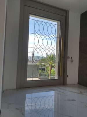 Porta em ACM PRO 136 Sand Golden com grade colonial - Imagem 6