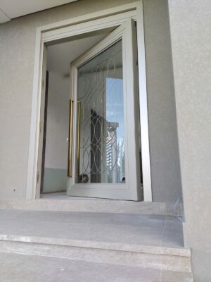 Porta em ACM PRO 136 Sand Golden com grade colonial - Imagem 3