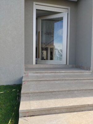 Porta em ACM PRO 136 Sand Golden com grade colonial - Imagem 5