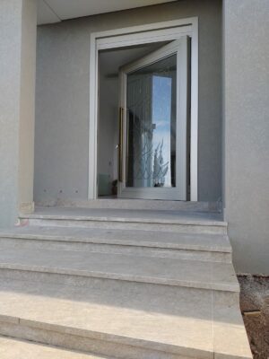 Porta em ACM PRO 136 Sand Golden com grade colonial - Imagem 4