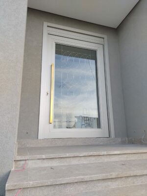 Porta em ACM PRO 136 Sand Golden com grade colonial - Imagem 2