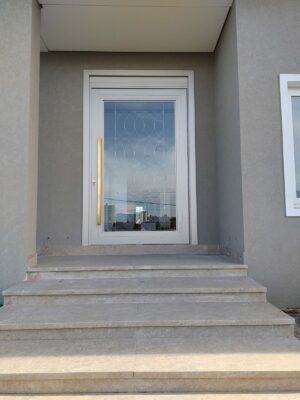 Porta em ACM PRO 136 Sand Golden com grade colonial