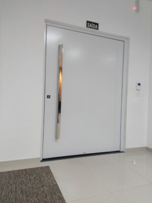 Porta em ACM branco fosco com um friso na vertical - Imagem 6