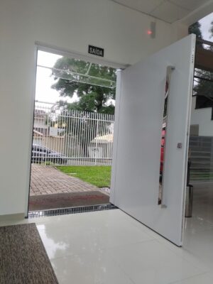 Porta em ACM branco fosco com um friso na vertical - Imagem 4