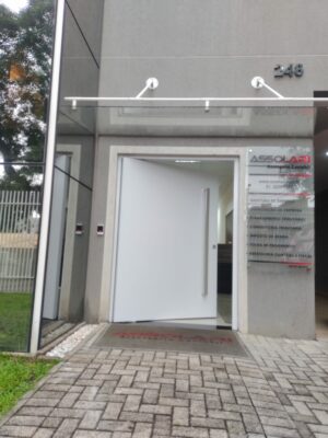 Porta em ACM branco fosco com um friso na vertical