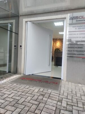 Porta em ACM branco fosco com um friso na vertical - Imagem 2