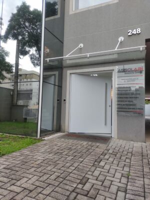 Porta em ACM branco fosco com um friso na vertical - Imagem 3