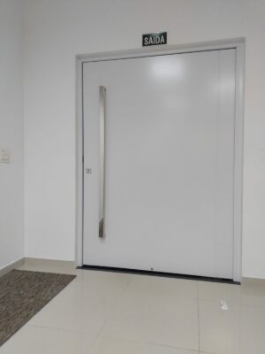 Porta em ACM branco fosco com um friso na vertical - Imagem 5