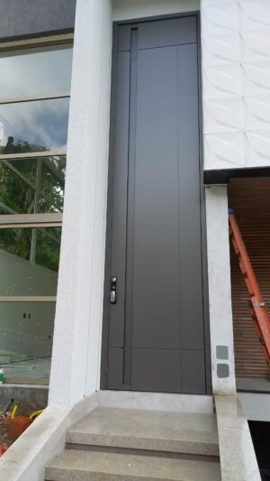 Porta em ACM Dark Grey com puxador cava na própria porta