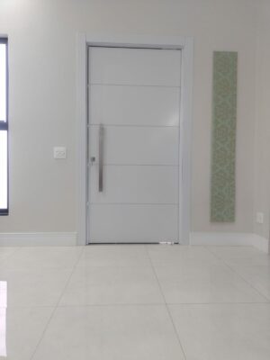 Porta em ACM branco fosco com 4 frisos horizontais - Imagem 6