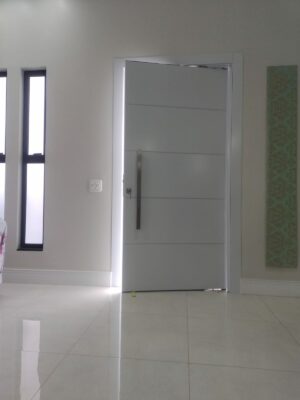 Porta em ACM branco fosco com 4 frisos horizontais - Imagem 7