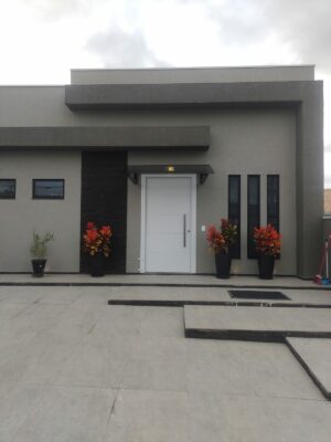 Porta em ACM branco fosco com 4 frisos horizontais - Imagem 3