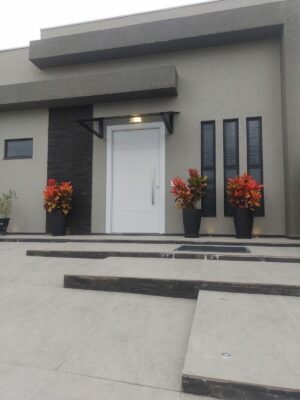 Porta em ACM branco fosco com 4 frisos horizontais