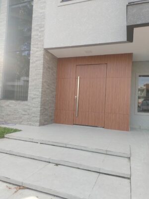 Porta em ACM Wood Mogno com painéis fixos