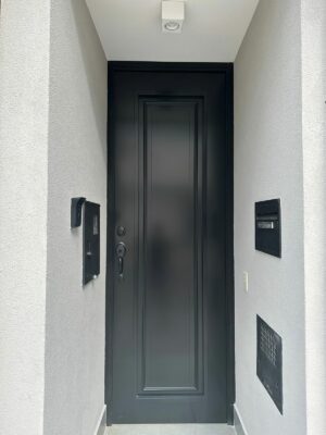 Porta me ACM modelo colonial preto fosco