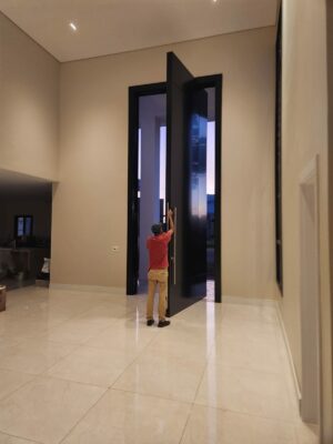 Porta em ACM preto fosco com frisos