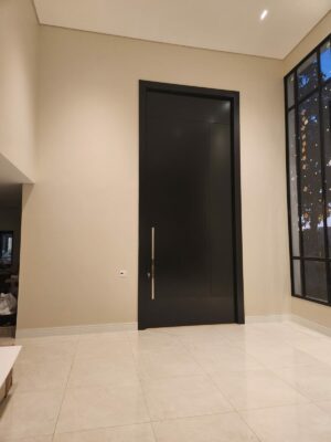 Porta em ACM preto fosco com frisos - Imagem 2