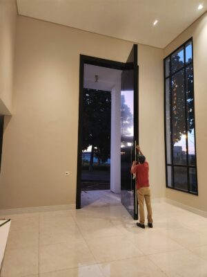 Porta em ACM preto fosco com frisos - Imagem 3