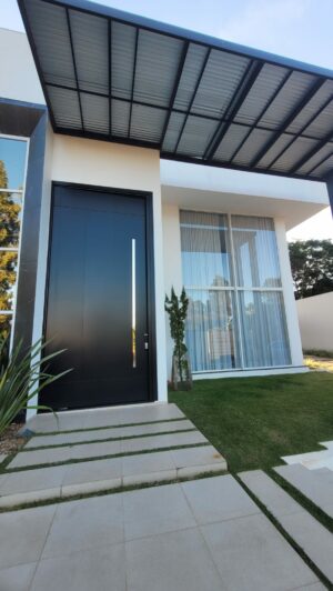 Porta em ACM preto fosco com fechadura Samsung digital