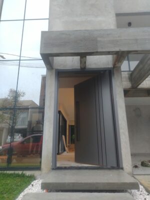 Porta em ACM Dark Grey com frisos preto fosco - Imagem 6