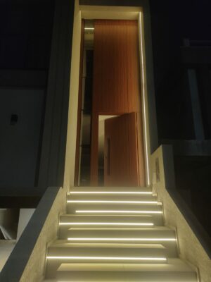 Porta em ACM Wood Mogno com bandeira superior fixa - Imagem 4