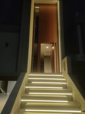 Porta em ACM Wood Mogno com bandeira superior fixa - Imagem 5