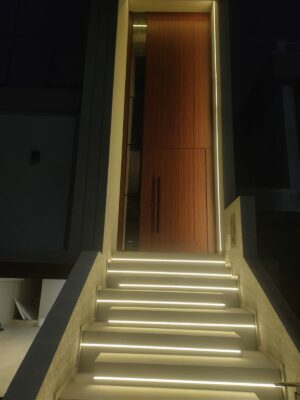 Porta em ACM Wood Mogno com bandeira superior fixa - Imagem 6