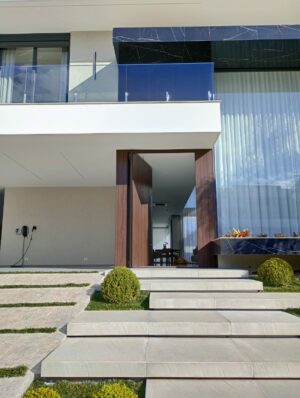 Porta em ACM com painéis fixos no mesmo alinhamento da porta - Imagem 2