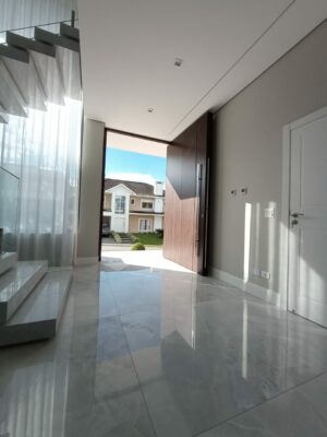 Porta em ACM com painéis fixos no mesmo alinhamento da porta - Imagem 3