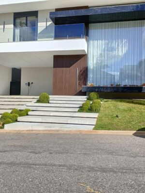 Porta em ACM com painéis fixos no mesmo alinhamento da porta