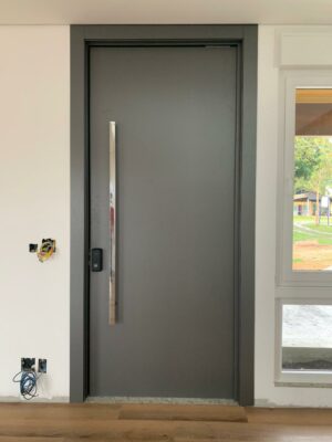 Porta em ACM Dark Grey lisa com fechadura digital - Imagem 2