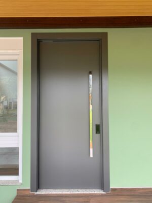 Porta em ACM Dark Grey lisa com fechadura digital