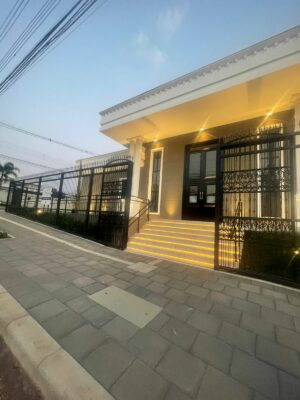 Porta em ACM modelo colonial exclusivo com dezenas de detalhes especiais - Imagem 2