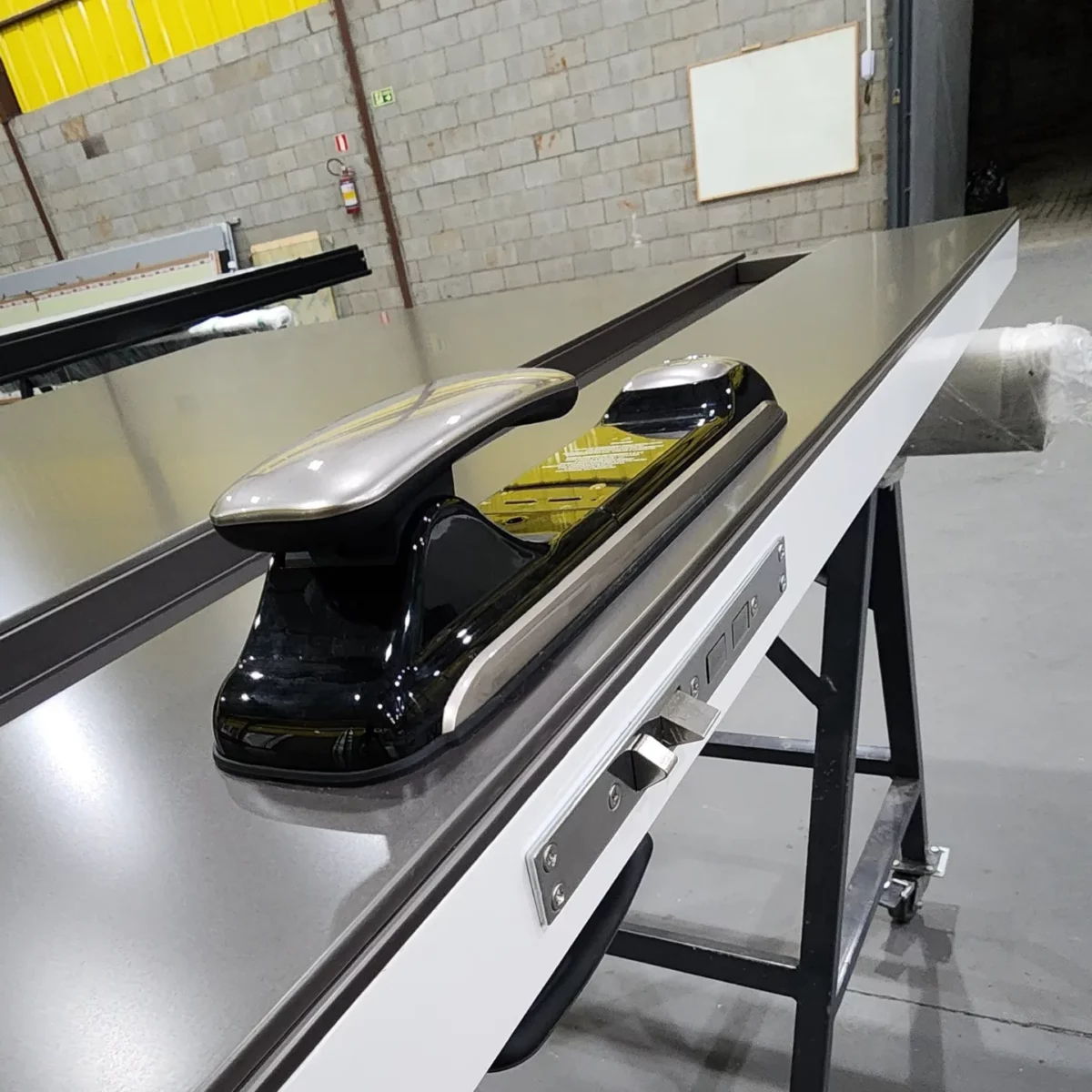 Porta em ACM duas cores com puxador cava na própria porta - Imagem 8