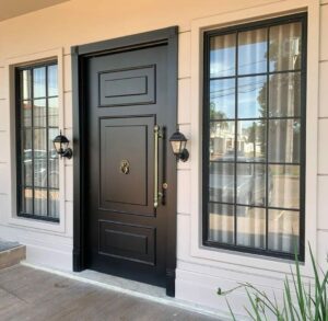 Porta em ACM modelo colonial preto fosco