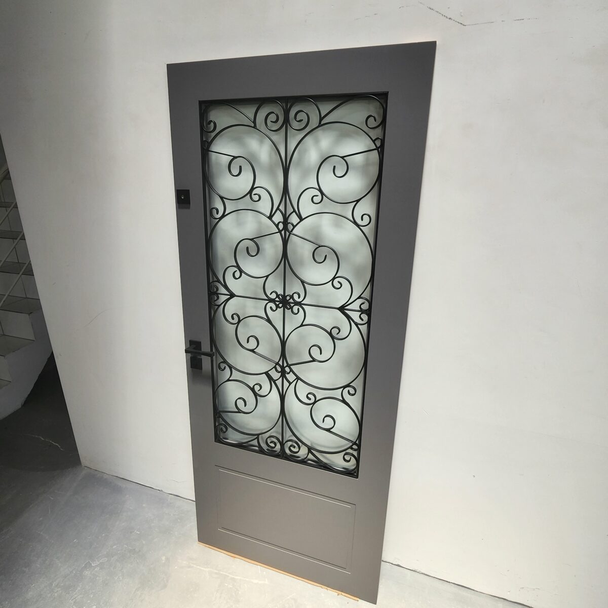 Porta kit pronto especial com grade e pintura laca cinza - Imagem 3