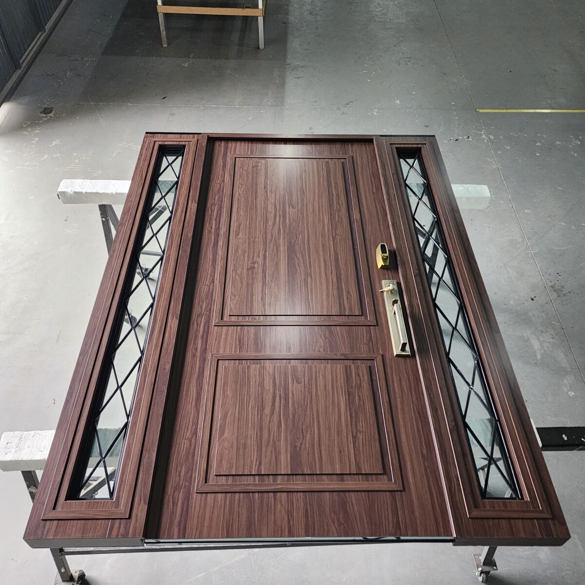 Porta em ACM Wood Sucupira modelo colonial com portal de vidro e grade de ferro - Imagem 4