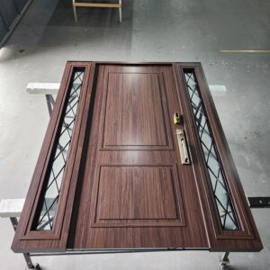 Porta em ACM Wood Sucupira modelo colonial com portal de vidro e grade de ferro - Imagem 4